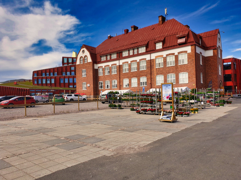 Nya kunskapshuset bakom gamla centralskolan i Gällivare